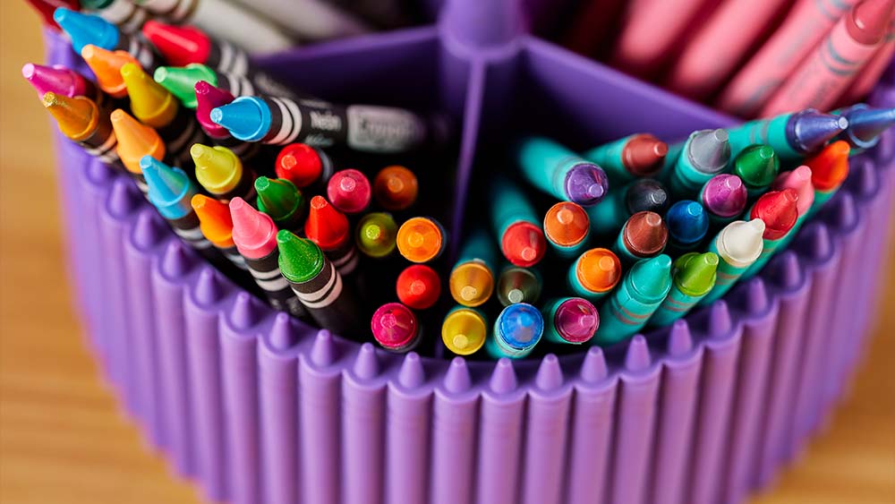 Lápices de colores en un contenedor de exhibición púrpura